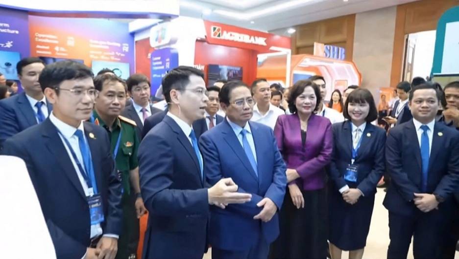 Ông Trần Ngọc Minh - Chủ tịch Hội đồng Quản trị KienlongBank và Ban Lãnh đạo Ngân hàng báo cáo Thủ tướng tình hình hoạt động chuyển đổi số tại Ngân hàng Ông Trần Ngọc Minh - Chủ tịch Hội đồng Quản trị KienlongBank và Ban Lãnh đạo Ngân hàng báo cáo Thủ tướng tình hình hoạt động chuyển đổi số tại Ngân hàng
