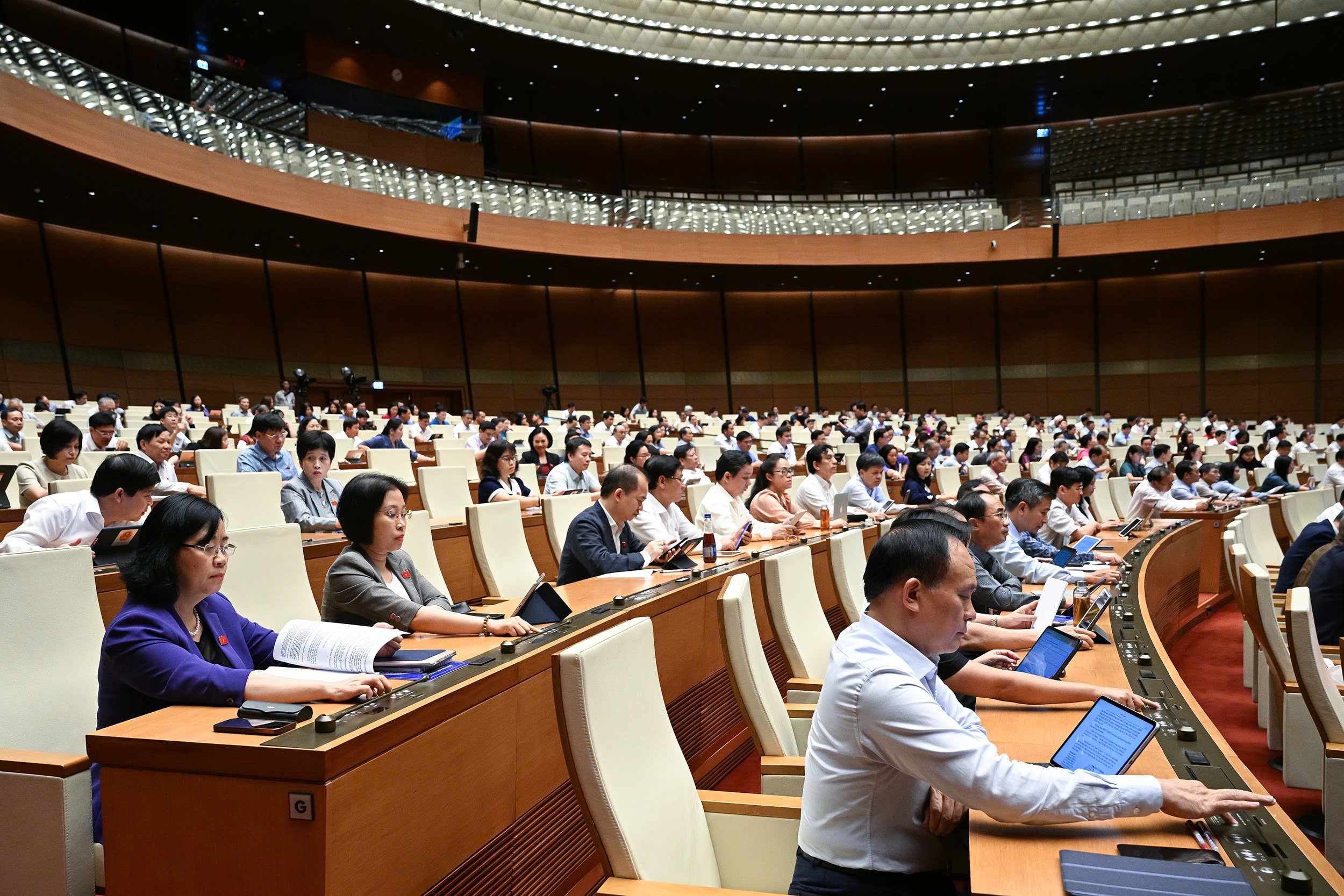 Đại biểu biểu quyết thông qua Nghị quyết của Quốc hội thí điểm về một số cơ chế, chính sách đặc thù phát triển nhà ở xã hội bằng hình thức biểu quyết điện tử. (Ảnh: quochoi.vn) Đại biểu biểu quyết thông qua Nghị quyết của Quốc hội thí điểm về một số cơ chế, chính sách đặc thù phát triển nhà ở xã hội bằng hình thức biểu quyết điện tử. (Ảnh: quochoi.vn)