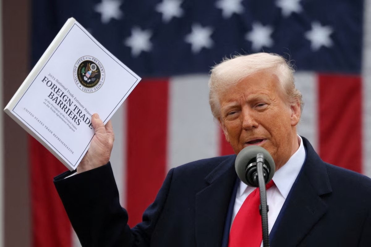 Tổng thống Mỹ Donald Trump phát biểu về thuế quan tại Vườn Hồng ở Nhà Trắng, ngày 2/4/2025. (Ảnh: Reuters) Tổng thống Mỹ Donald Trump phát biểu về thuế quan tại Vườn Hồng ở Nhà Trắng, ngày 2/4/2025. (Ảnh: Reuters)