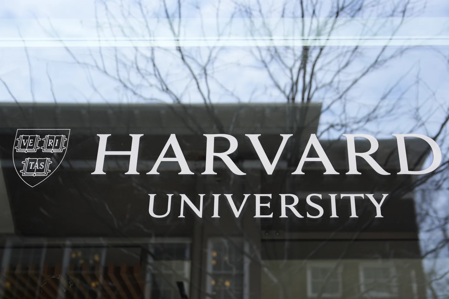 Logo của Đại học Harvard được gắn trên một tòa nhà tại trường. (Ảnh: AP) Logo của Đại học Harvard được gắn trên một tòa nhà tại trường. (Ảnh: AP)