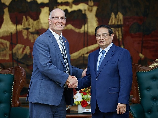 Prime Minister Pham Minh Chinh (R) and Congressman of Michigan state John Moolenaar, Ha Noi, May 28, 2025. Photo: VGP/Nhat Bac