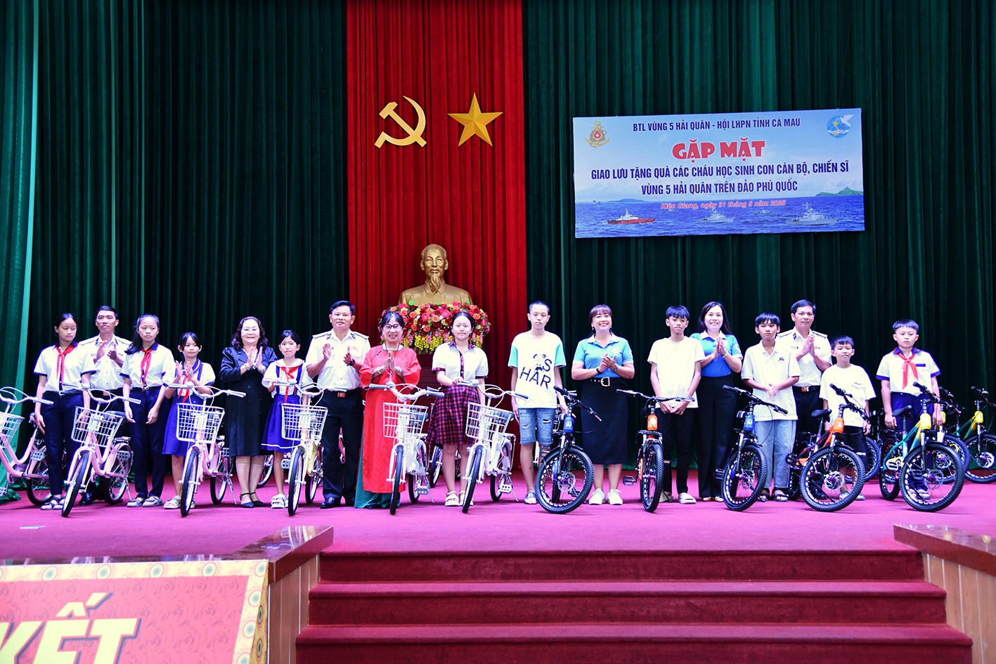 Đại diện các đơn vị và mạnh thường quân trao tặng xe đạp cho các cháu học sinh Đại diện các đơn vị và mạnh thường quân trao tặng xe đạp cho các cháu học sinh