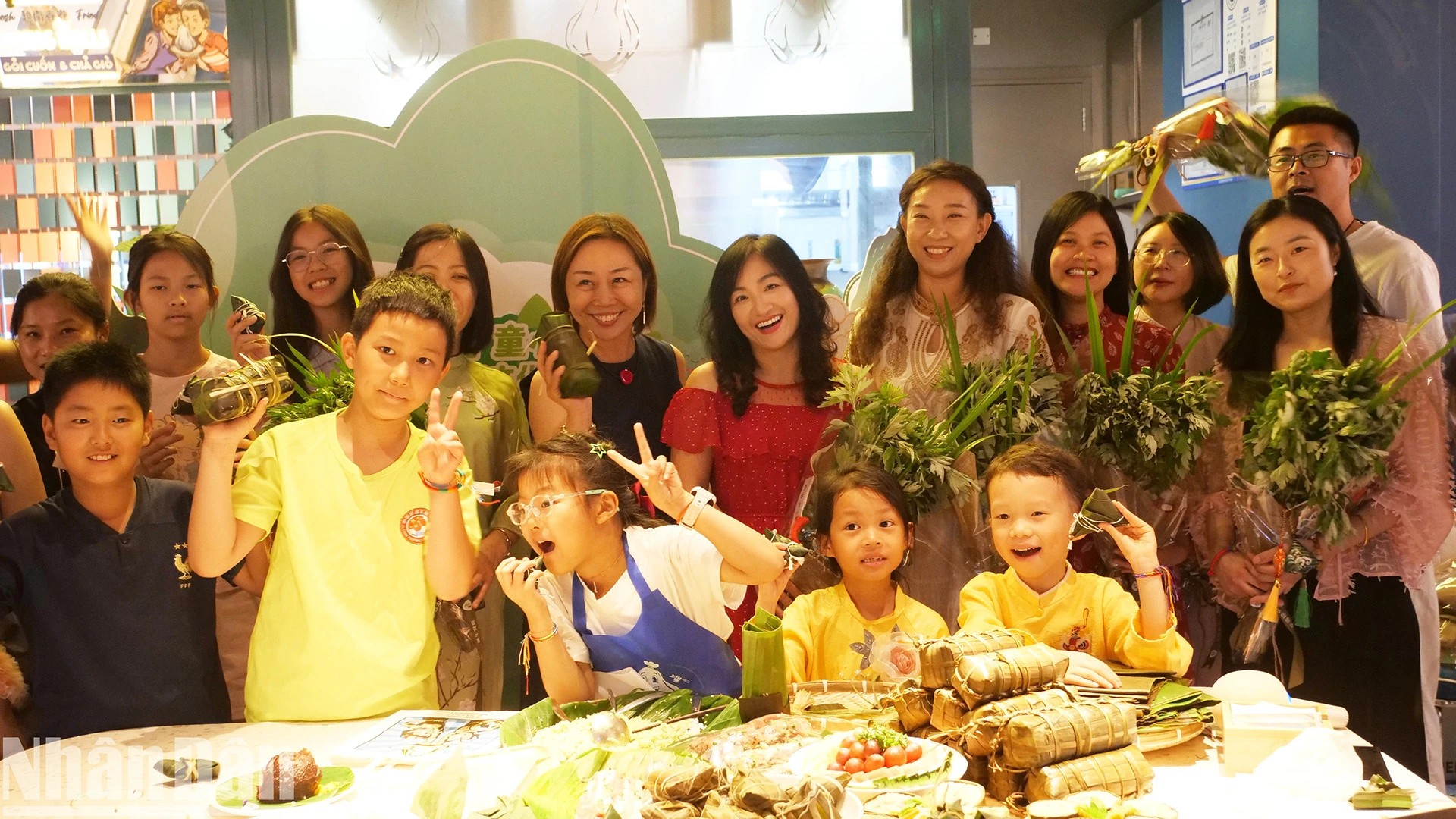 Ấm áp chương trình giao lưu văn hóa phụ nữ, trẻ em Việt - Trung tại Bắc Kinh Phụ nữ, trẻ em Việt - Trung chia sẻ nét đẹp truyền thống