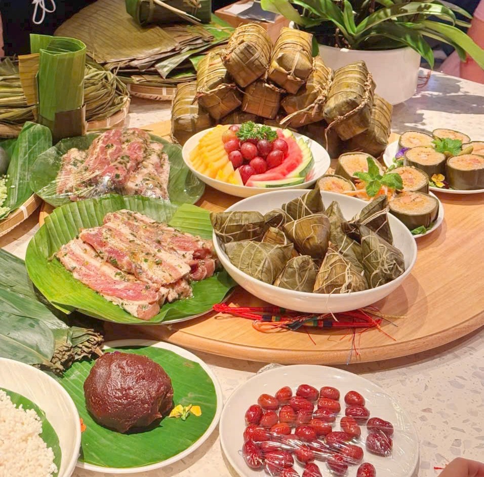 Một số nguyên liệu để gói bánh chưng và bánh ú. Một số nguyên liệu để gói bánh chưng và bánh ú.
