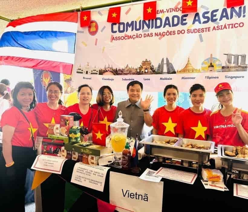 Ambassador Bui Van Nghi (C), along with staff members and their spouses from the Vietnamese Embassy and the Defense Attaché Office in Brazil, participated in the fair. (Photo: Vietnamese Embassy in Brazil) Ambassador Bui Van Nghi (C), along with staff members and their spouses from the Vietnamese Embassy and the Defense Attaché Office in Brazil, participated in the fair. (Photo: Vietnamese Embassy in Brazil)