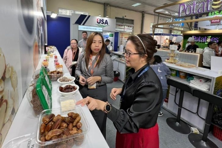 Gian trưng bày hàng nông nghiệp Hoa Kỳ tại triển lãm về thực phẩm vào tháng 3/2025. (Ảnh: Báo Pháp luật Việt Nam) Gian trưng bày hàng nông nghiệp Hoa Kỳ tại triển lãm về thực phẩm vào tháng 3/2025. (Ảnh: Báo Pháp luật Việt Nam)