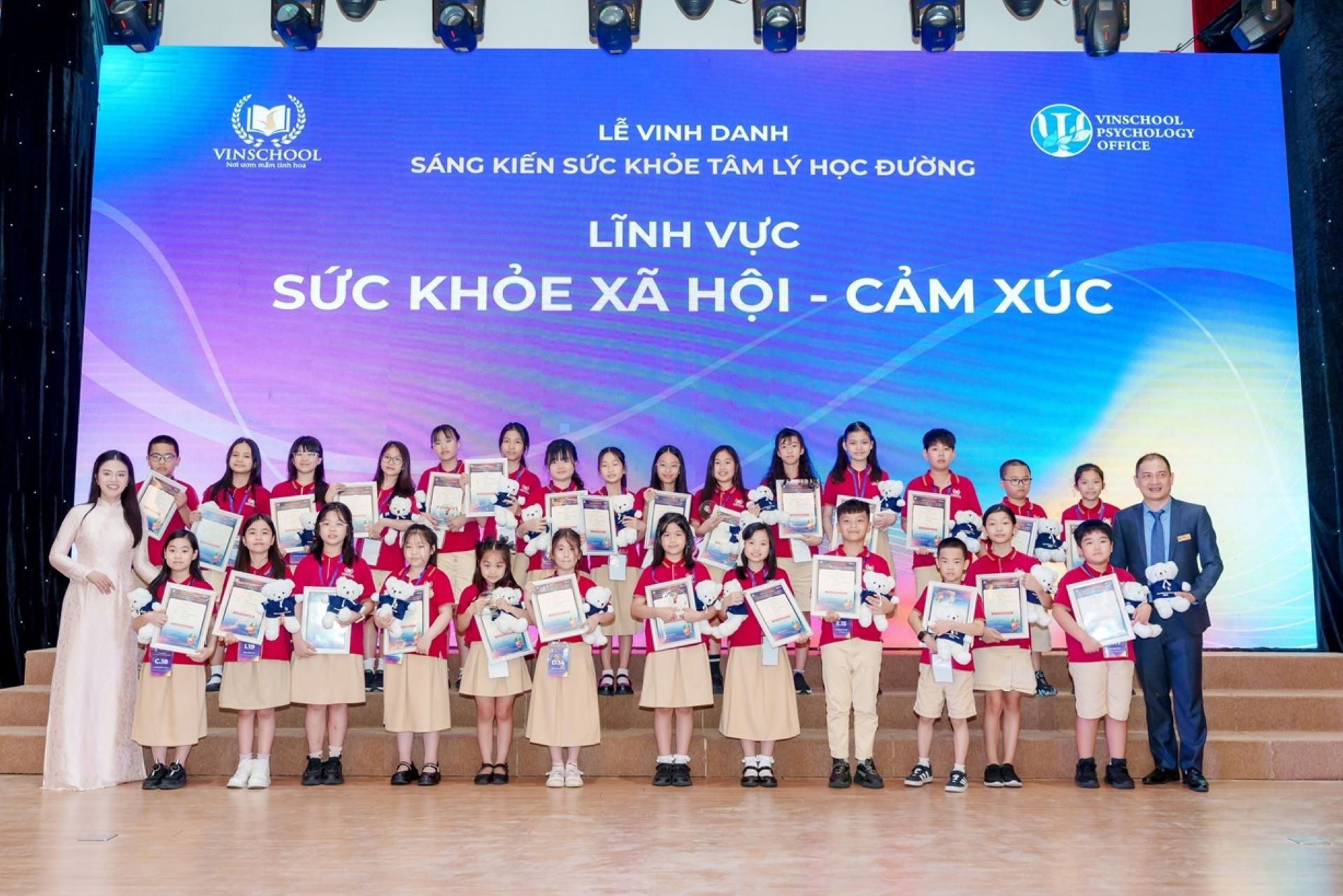 Vinschool vinh danh 100 sáng kiến xuất sắc trong lĩnh vực sức khỏe tâm lý học đường năm học 2024–2025 tại Lễ vinh danh toàn hệ thống. Vinschool vinh danh 100 sáng kiến xuất sắc trong lĩnh vực sức khỏe tâm lý học đường năm học 2024–2025 tại Lễ vinh danh toàn hệ thống.