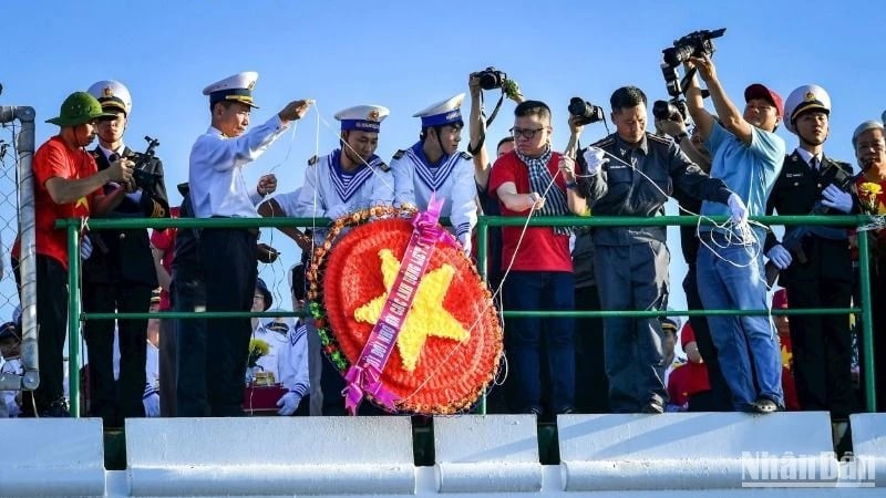 The delegation held a memorial ceremony to honor the 64 officers and soldiers who heroically sacrificed their lives for the sacred cause of protecting the nation's maritime sovereignty. (Photo: Tran Thanh Dat/People's Newspaper)