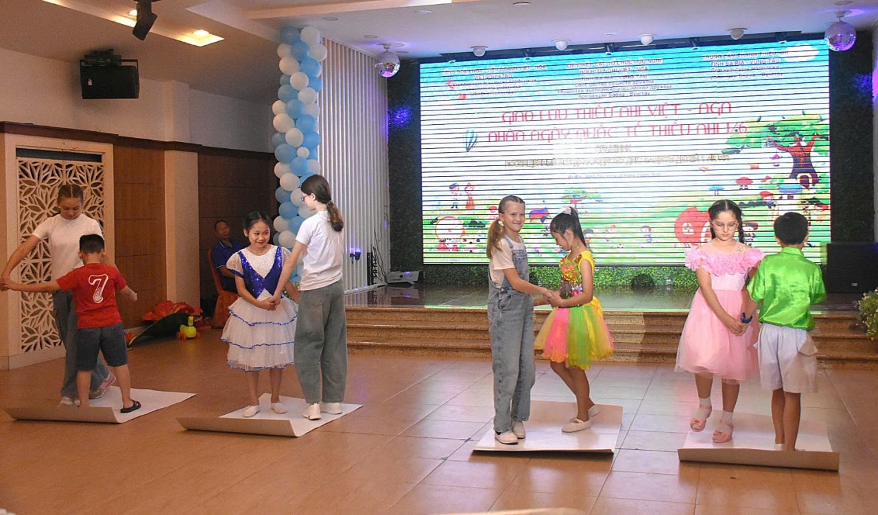 More Than 200 Vietnamese and Russian Children Join The “Red Scarf Of Friendship” Over 200 Vietnamese and Russian Children Join “Red Scarf Of Friendship”