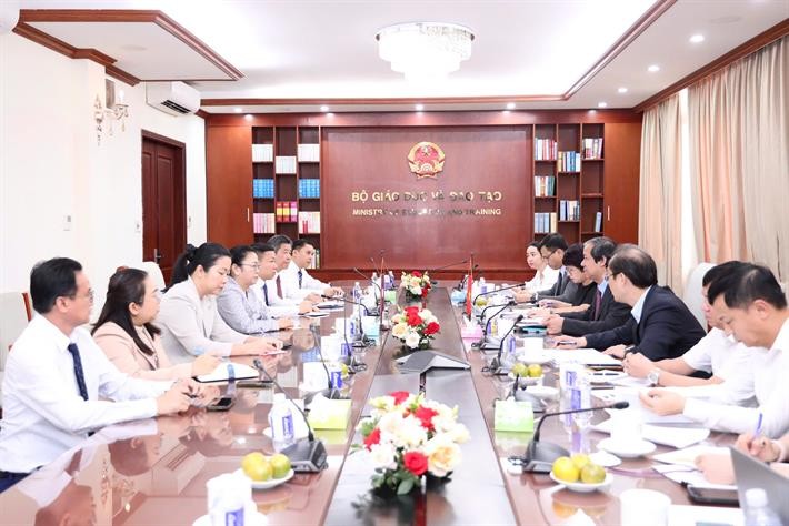 Bộ trưởng Bộ Giáo dục và Đào tạo Nguyễn Kim Sơn tiếp Đại sứ Đặc mệnh toàn quyền nước Cộng hòa dân chủ nhân dân Lào tại Việt Nam Khamphao Ernthavanh Bộ trưởng Bộ Giáo dục và Đào tạo Nguyễn Kim Sơn tiếp Đại sứ Đặc mệnh toàn quyền nước Cộng hòa dân chủ nhân dân Lào tại Việt Nam Khamphao Ernthavanh