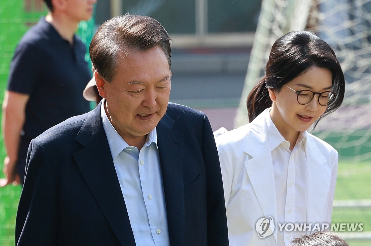 Cựu Tổng thống Yoon Suk Yeol (bên trái) và vợ đến một điểm bỏ phiếu cho cuộc bầu cử tổng thống ở phía nam Seoul, Hàn Quốc vào ngày 3/6/2025. (Ảnh: Yonhap) Cựu Tổng thống Yoon Suk Yeol (bên trái) và vợ đến một điểm bỏ phiếu cho cuộc bầu cử tổng thống ở phía nam Seoul, Hàn Quốc vào ngày 3/6/2025. (Ảnh: Yonhap)