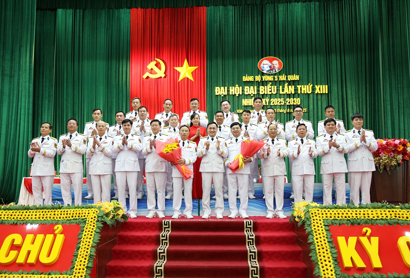 Ban chấp hành Đảng bộ Vùng 5 Hải quân nhiệm kỳ 2025-2030 và đoàn đại biểu đi dự đại hội cấp trên ra mắt đại hội Ban chấp hành Đảng bộ Vùng 5 Hải quân nhiệm kỳ 2025-2030 và đoàn đại biểu đi dự đại hội cấp trên ra mắt đại hội