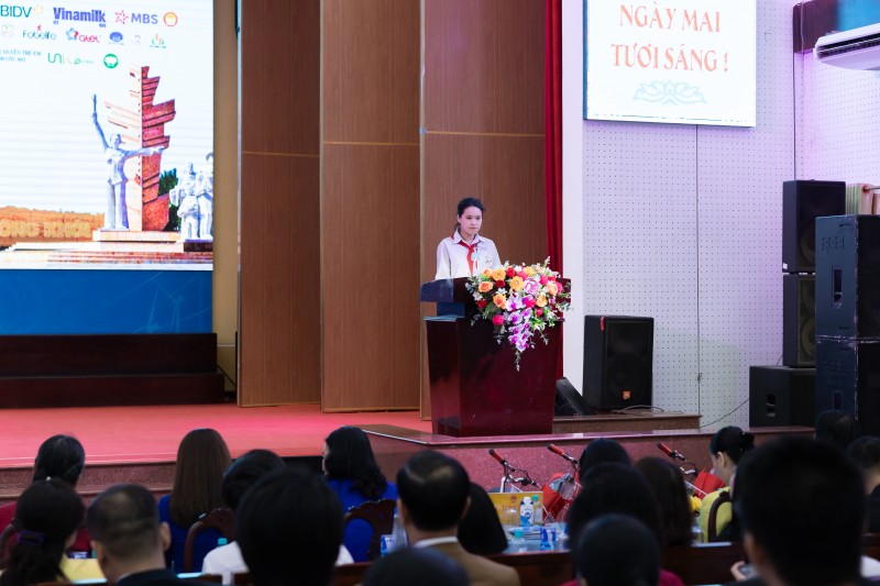 Em Đặng Lữ Thúy An – Học sinh lớp 9 Trường THCS Mỹ Hóa – chia sẻ cảm nghĩ tại chương trình “Thắp sáng những ước mơ”.