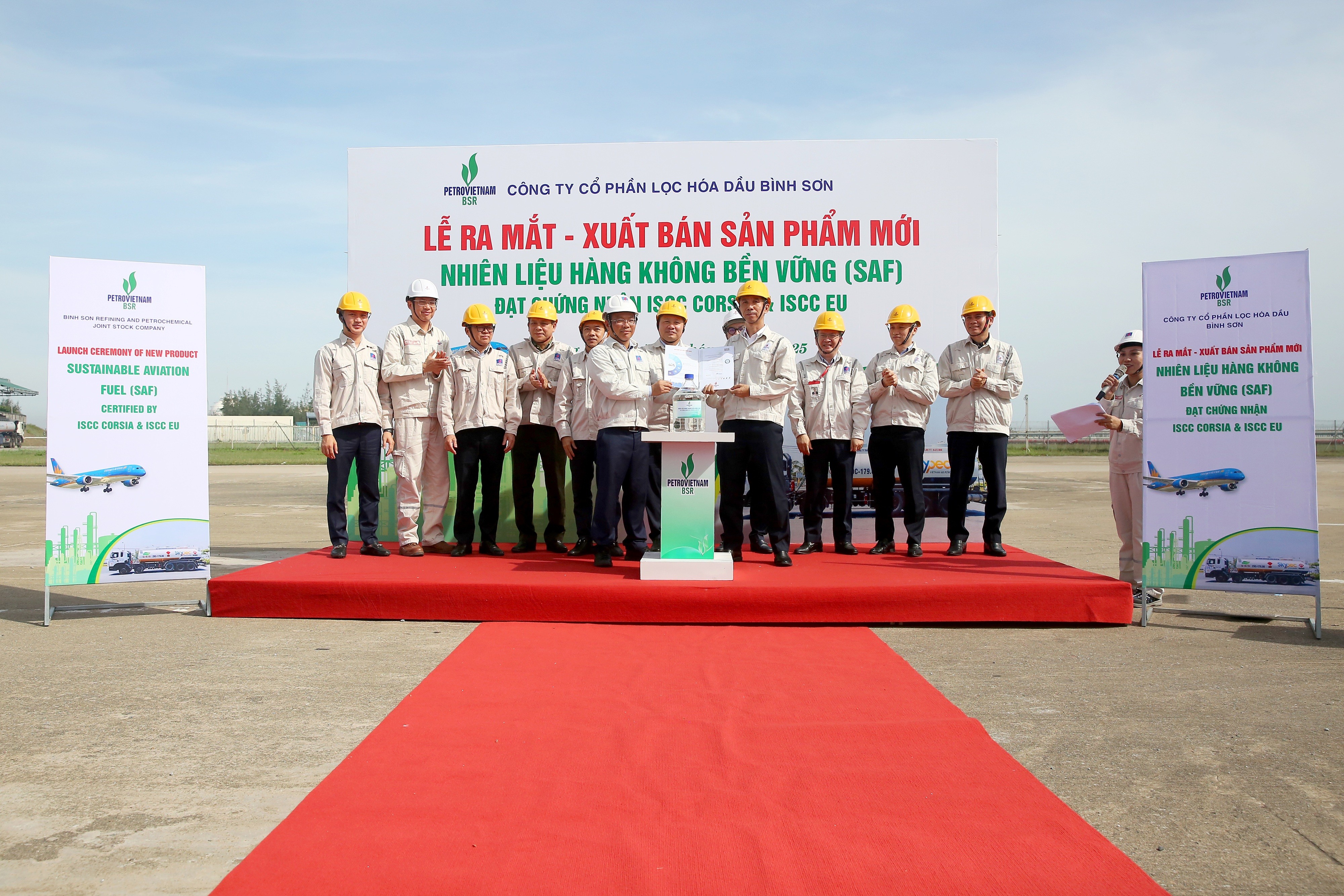 Đại diện Nhà máy Lọc dầu Dung Quất trao sản phẩm SAF cho Công ty Skypec, đánh dấu sự hình thành chuỗi cung ứng SAF đầu tiên tại Việt Nam.