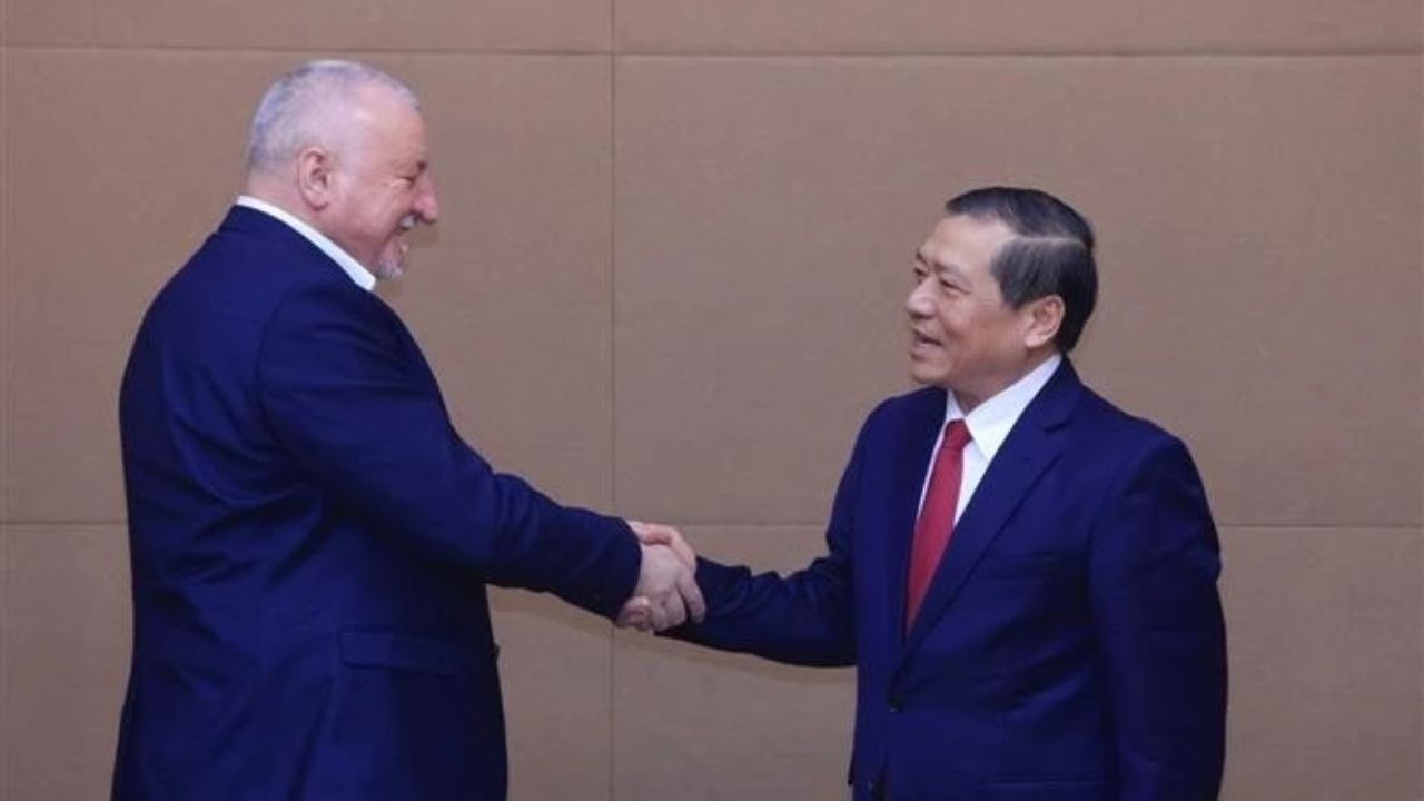 Member of the Communist Party of Vietnam (CPV) Central Committee and deputy head of its the Commission for Information, Education and Mass Mobilisation Lai Xuan Mon (right) and Hungarian Socialist Party President Komjáthi Imre. (Photo: VNA)