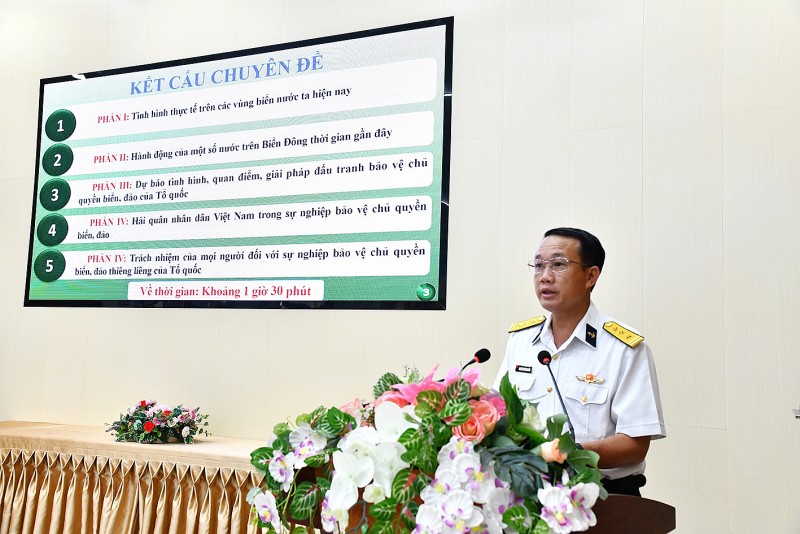 Thượng tá Nguyễn Lương Khuyên, Chính ủy Lữ đoàn 127 thông tin, tuyên truyền về biển, đảo tại Hội nghị (Ảnh: Văn Định) Thượng tá Nguyễn Lương Khuyên, Chính ủy Lữ đoàn 127 thông tin, tuyên truyền về biển, đảo tại Hội nghị (Ảnh: Văn Định)