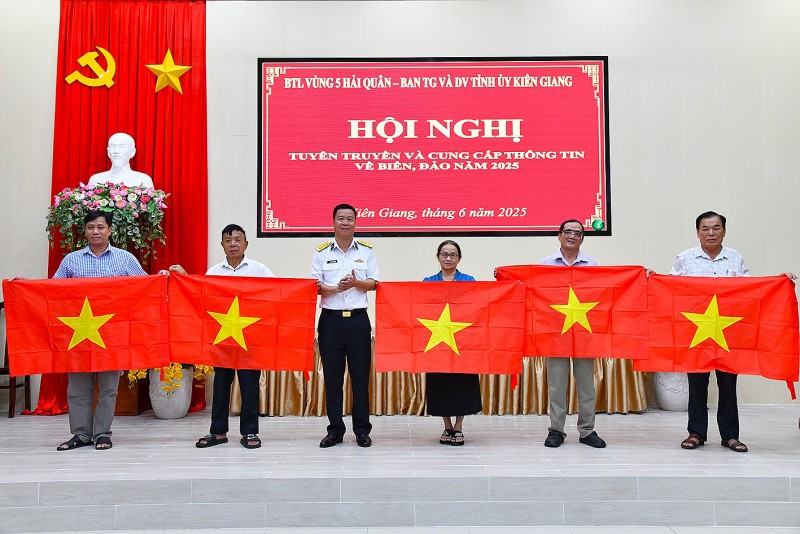 Đại tá Tăng Ngọc Thạch, Phó Chủ nhiệm Chính trị Bộ Tư lệnh Vùng 5 Hải quân tặng cờ Tổ quốc cho các đại biểu (Ảnh: Văn Định) Đại tá Tăng Ngọc Thạch, Phó Chủ nhiệm Chính trị Bộ Tư lệnh Vùng 5 Hải quân tặng cờ Tổ quốc cho các đại biểu (Ảnh: Văn Định)