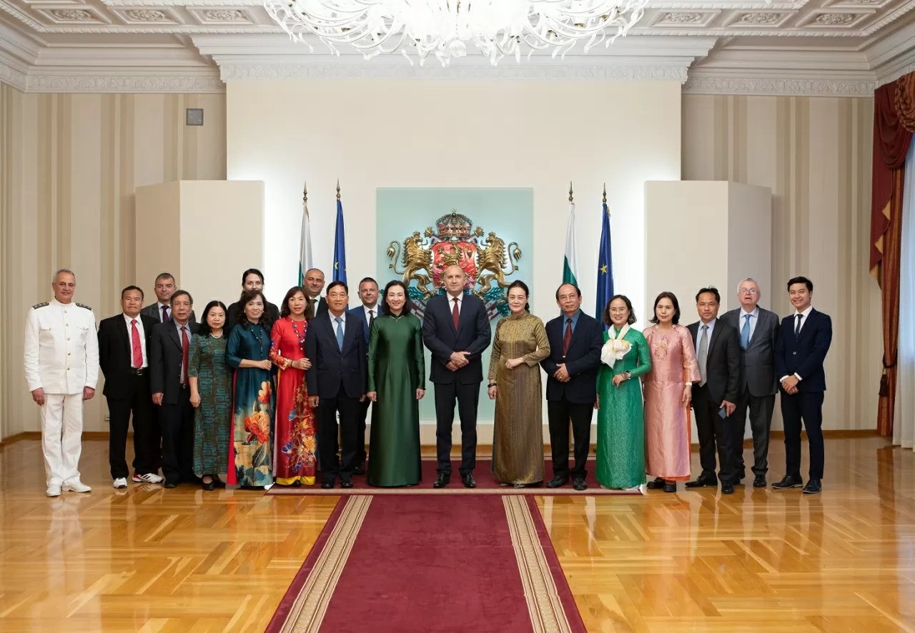 Ambassador Nguyen Thi Minh Nguyet and the delegation of the Vietnam-Bulgaria Friendship Association of Hanoi took a commemorative photo with Bulgarian President Rumen Radev.