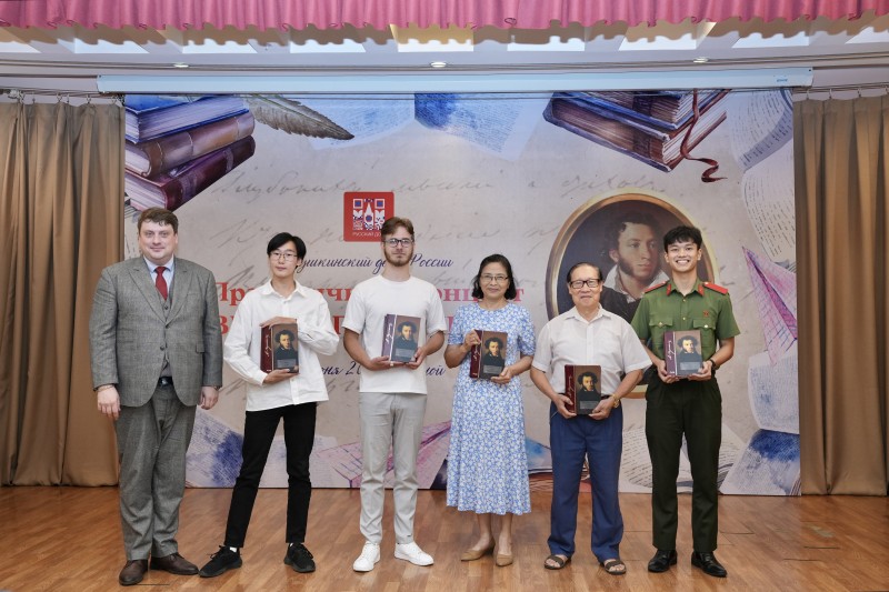 Kỷ niệm 226 năm ngày sinh đại thi hào Nga A.S. Pushkin tại Hà Nội Kỷ niệm 226 năm ngày sinh đại thi hào Nga A.S. Pushkin tại Hà Nội