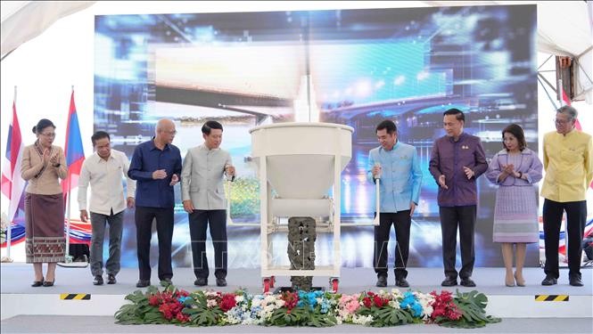 Phó Thủ tướng hai nước Lào - Thái Lan và đại diện các bộ, ngành hai nước thực hiện nghi thức đổ bê tông hợp long cầu. (Ảnh: TTXVN) Phó Thủ tướng hai nước Lào - Thái Lan và đại diện các bộ, ngành hai nước thực hiện nghi thức đổ bê tông hợp long cầu. (Ảnh: TTXVN)