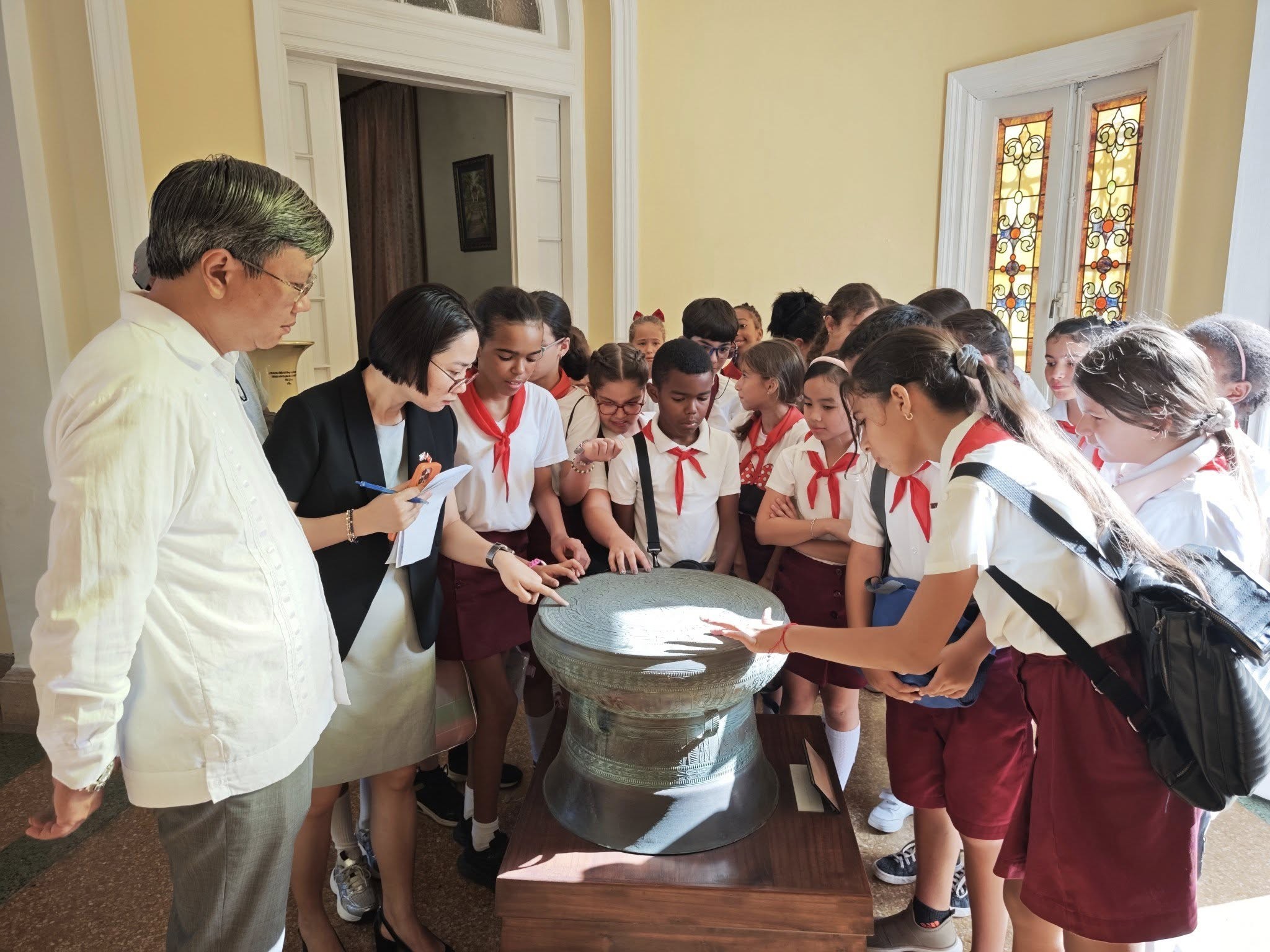 Các em học sinh thích thú khám phá mô hình Trống Đồng-biểu tượng của văn hóa Việt Nam. (Ảnh: Đại sứ quán Việt Nam tại Cuba) Các em học sinh thích thú khám phá mô hình Trống Đồng-biểu tượng của văn hóa Việt Nam. (Ảnh: Đại sứ quán Việt Nam tại Cuba)