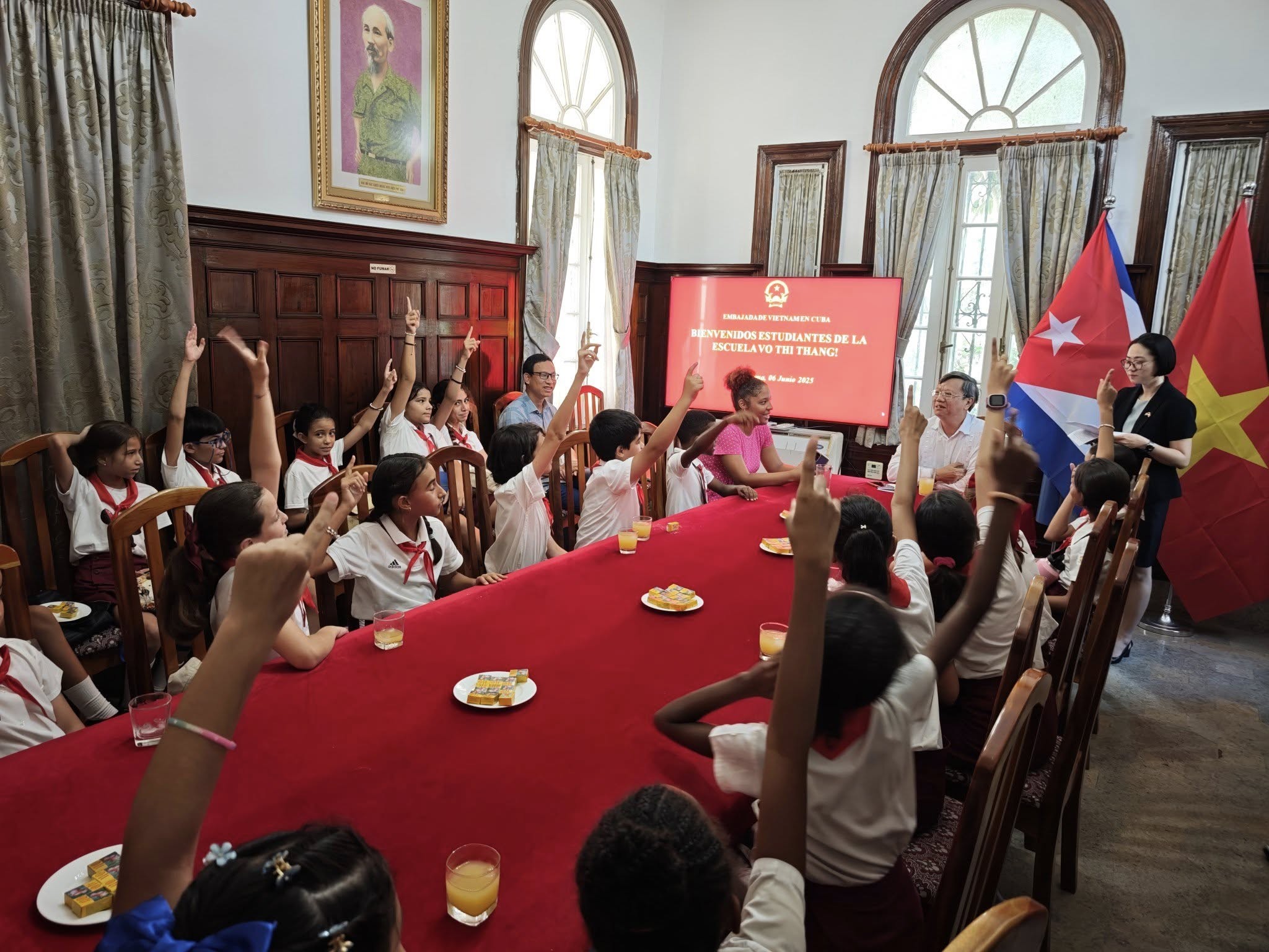 Học sinh Trường Tiểu học Võ Thị Thắng (La Habana) tham gia trò chơi đố vui về kiến thức Việt Nam và quan hệ song phương Việt Nam - Cuba Học sinh Trường Tiểu học Võ Thị Thắng (La Habana) tham gia trò chơi đố vui về kiến thức Việt Nam và quan hệ song phương Việt Nam - Cuba
