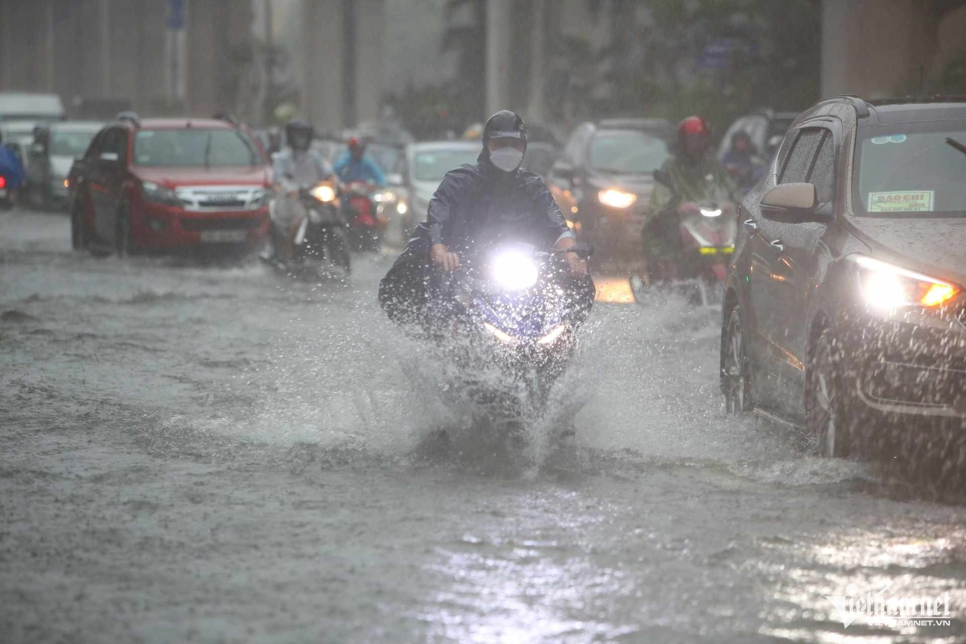 Hà Nội có lúc có mưa rào và dông vào chiều tối và đêm 08/6. (Ảnh: VietNamNet) Hà Nội có lúc có mưa rào và dông vào chiều tối và đêm 08/6. (Ảnh: VietNamNet)