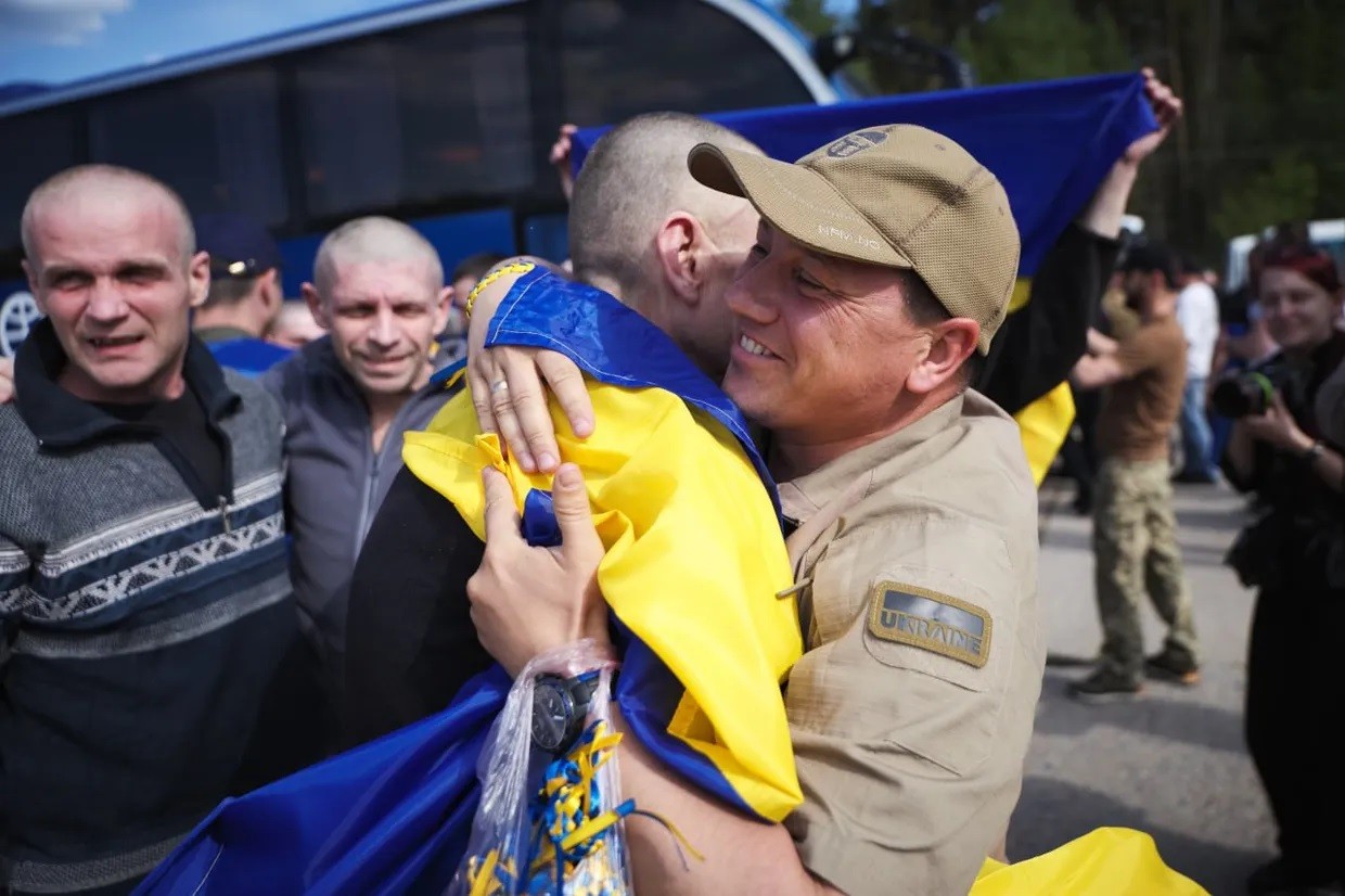 Các tù nhân chiến tranh Ukraine được trả tự do trong cuộc trao đổi tù nhân với Nga ngày 23/5/2025. (Ảnh: Tổng thống Volodymyr Zelensky / Telegram) Các tù nhân chiến tranh Ukraine được trả tự do trong cuộc trao đổi tù nhân với Nga ngày 23/5/2025. (Ảnh: Tổng thống Volodymyr Zelensky / Telegram)