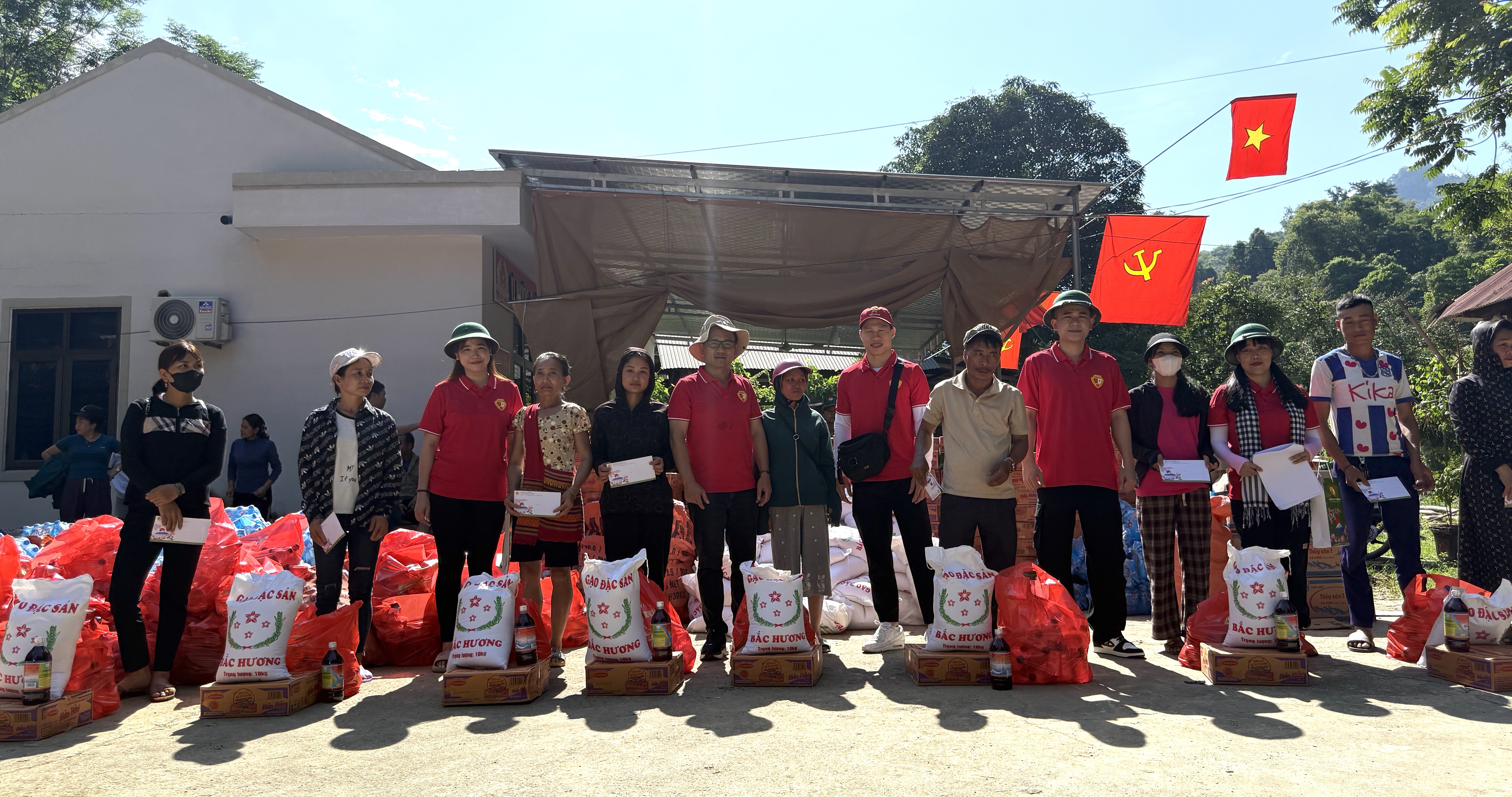 Kiều bào Nhật Bản trao quà, học bổng cho người dân biên giới Nghệ An Kiều bào Nhật Bản trao quà, học bổng cho người dân biên giới Nghệ An