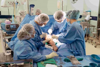 Vinmec lần đầu thay toàn bộ xương đùi cho bệnh nhi ung thư nhỏ tuổi nhất thế giới
