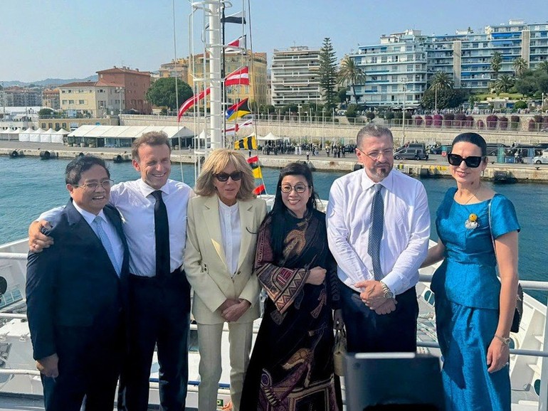 Prime Minister Pham Minh Chinh and his spouse, together with French President Emmanuel Macron and his spouse, and Costa Rican President Chaves Robles and his spouse. France and Costa Rica are the co-chairs of the Third United Nations Ocean Conference (UNOC 3) held in France. (Photo: VGP/Nhat Bac) Prime Minister Pham Minh Chinh and his spouse, together with French President Emmanuel Macron and his spouse, and Costa Rican President Chaves Robles and his spouse. France and Costa Rica are the co-chairs of the Third United Nations Ocean Conference (UNOC 3) held in France. (Photo: VGP/Nhat Bac)