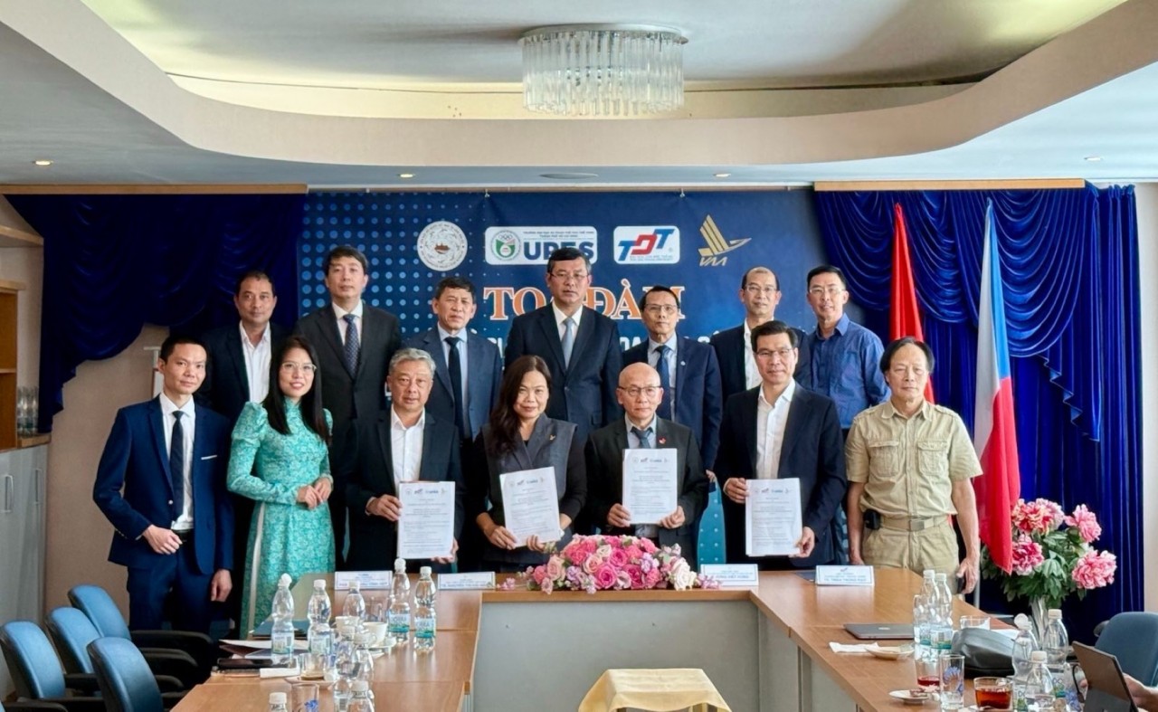 Signing ceremony of the memorandum of understanding on cooperation between Vietnamese universities and the Union of Vietnamese Associations in the Czech Republic. (Photo: secviet.cz) Signing ceremony of the memorandum of understanding on cooperation between Vietnamese universities and the Union of Vietnamese Associations in the Czech Republic. (Photo: secviet.cz)