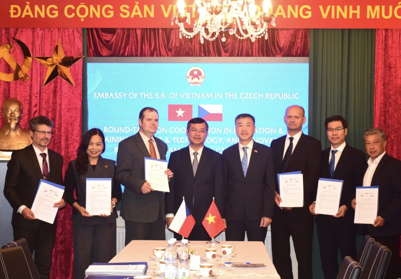 Numerous cooperation agreements were signed at the Roundtable Conference on Cooperation in Education and Training, Science and Technology, and Innovation between Vietnam and the Czech Republic. (Photo: Embassy of Vietnam in the Czech Republic) Numerous cooperation agreements were signed at the Roundtable Conference on Cooperation in Education and Training, Science and Technology, and Innovation between Vietnam and the Czech Republic. (Photo: Embassy of Vietnam in the Czech Republic)