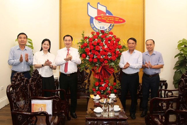 Tiếp nối truyền thống vẻ vang của nền báo chí cách mạng Việt Nam Tiếp nối truyền thống vẻ vang của nền báo chí cách mạng Việt Nam