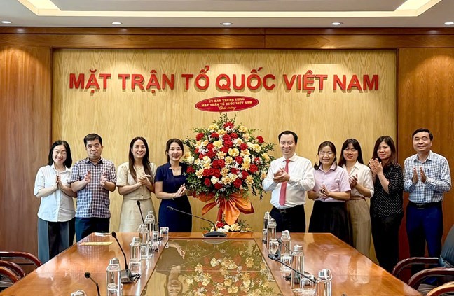 Tiếp nối truyền thống vẻ vang của nền báo chí cách mạng Việt Nam Tiếp nối truyền thống vẻ vang của nền báo chí cách mạng Việt Nam