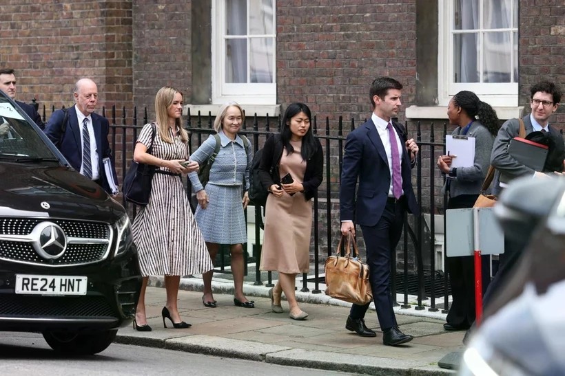 Phái đoàn đàm phán của hai nước có mặt tại lối vào Lancaster House ở London. (Nguồn: Reuters) Phái đoàn đàm phán của hai nước có mặt tại lối vào Lancaster House ở London. (Nguồn: Reuters)