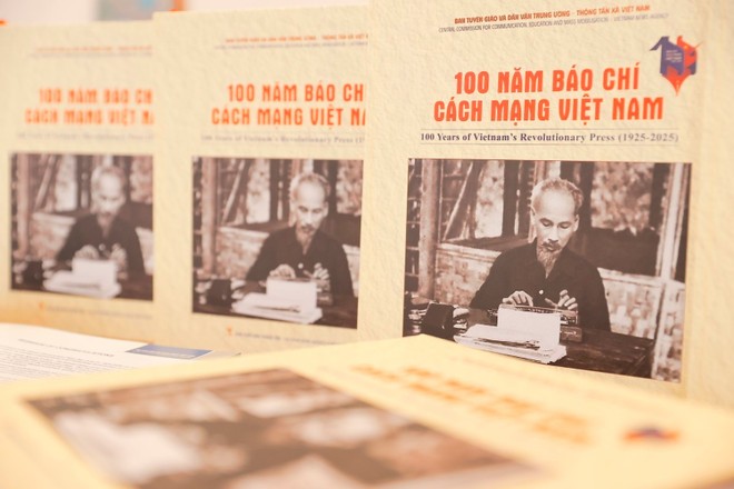 Sách ảnh song ngữ Ra mắt sách ảnh song ngữ đầu tiên về 100 năm Báo chí Cách mạng Việt Nam