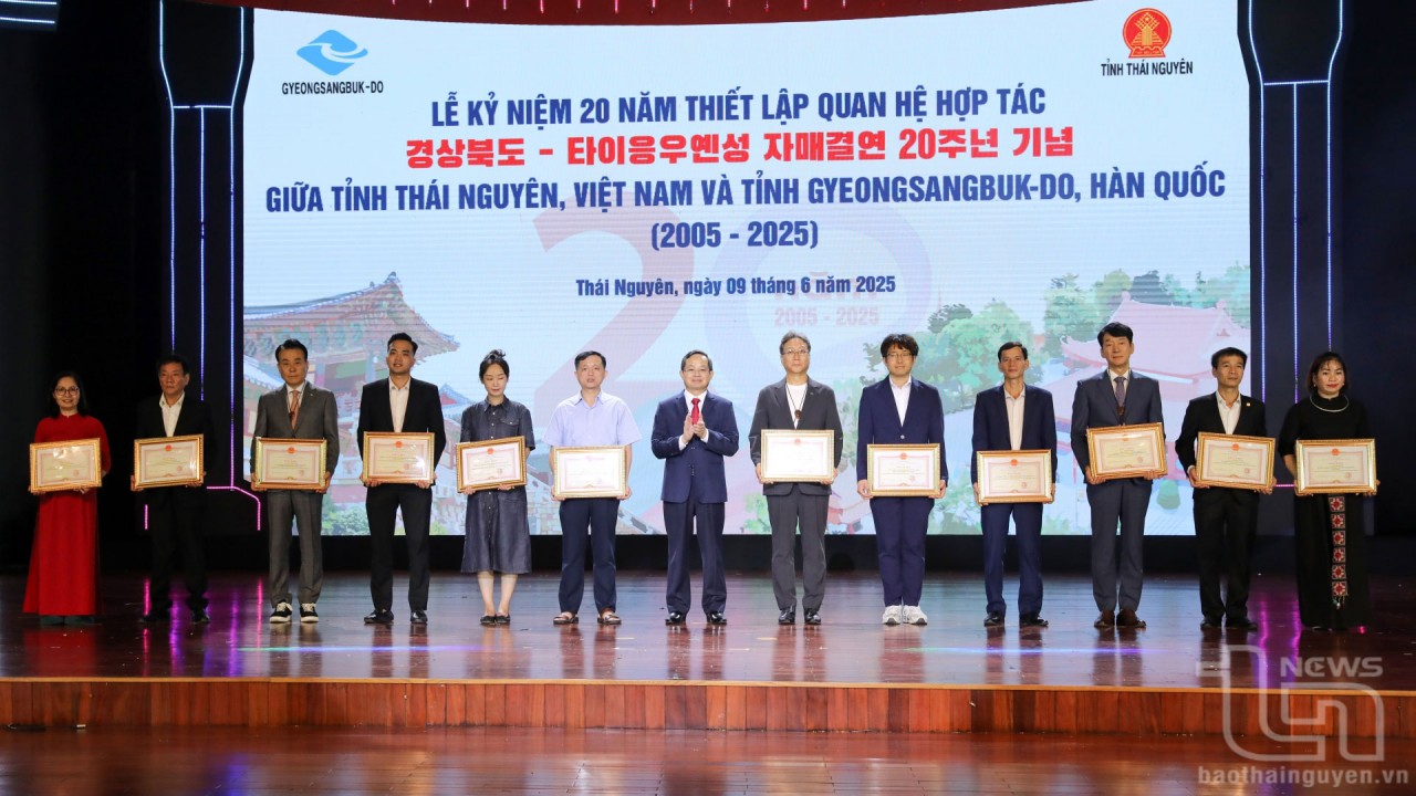 During the program, the Thai Nguyen Provincial People’s Committee presented Certificates of Merit to 12 organizations and individuals for their outstanding achievements in fostering foreign affairs activities between Thai Nguyen and Gyeongsangbuk-do. During the program, the Thai Nguyen Provincial People’s Committee presented Certificates of Merit to 12 organizations and individuals for their outstanding achievements in fostering foreign affairs activities between Thai Nguyen and Gyeongsangbuk-do.