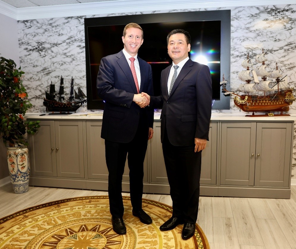 Bộ trưởng Nguyễn Hồng Diên và ông Jeffrey Pearlman - Chủ tịch Quỹ đầu tư Warburg Pincus kiêm Chủ tịch Hội đồng Kinh doanh Hoa Kỳ - ASEAN (USABC). (Ảnh: Bộ Công Thương) Bộ trưởng Nguyễn Hồng Diên và ông Jeffrey Pearlman - Chủ tịch Quỹ đầu tư Warburg Pincus kiêm Chủ tịch Hội đồng Kinh doanh Hoa Kỳ - ASEAN (USABC). (Ảnh: Bộ Công Thương)