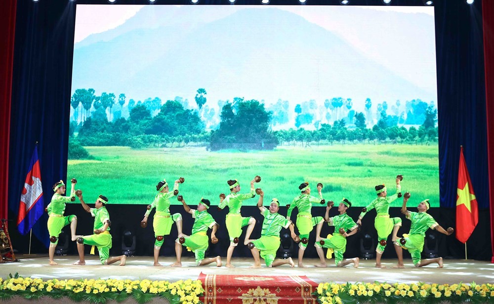 Một tiết mục biểu diễn của các nghệ sĩ Campuchia tại Lễ khai mạc Tuần Văn hóa Campuchia tại Việt Nam năm 2025. (Ảnh: Báo Văn Hóa) Một tiết mục biểu diễn của các nghệ sĩ Campuchia tại Lễ khai mạc Tuần Văn hóa Campuchia tại Việt Nam năm 2025. (Ảnh: Báo Văn Hóa)