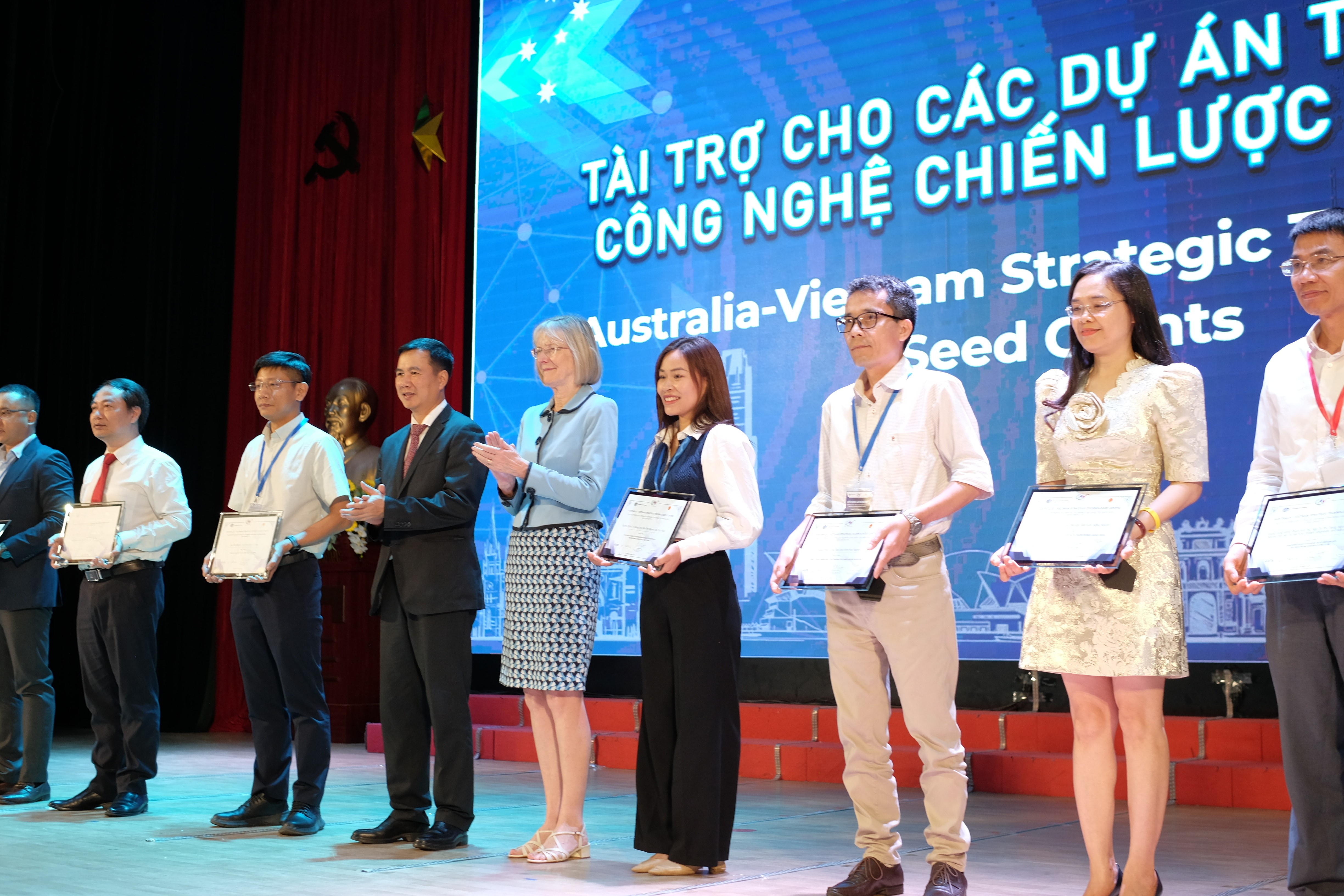 Khai trương Trung tâm công nghệ chiến lược Australia - Việt Nam Khai trương Trung tâm công nghệ chiến lược Australia - Việt Nam