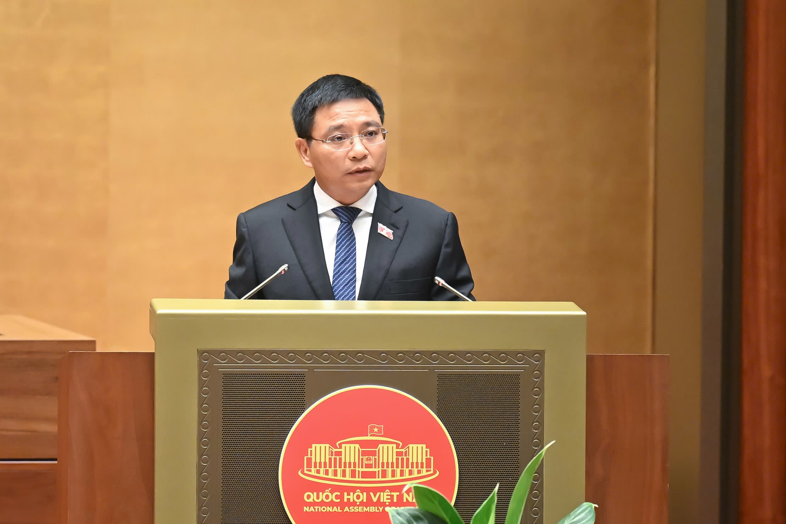 Bộ trưởng Bộ Tài chính Nguyễn Văn Thắng trình bày Tờ trình dự thảo Nghị quyết. (Ảnh: quochoi.vn) Bộ trưởng Bộ Tài chính Nguyễn Văn Thắng trình bày Tờ trình dự thảo Nghị quyết. (Ảnh: quochoi.vn)