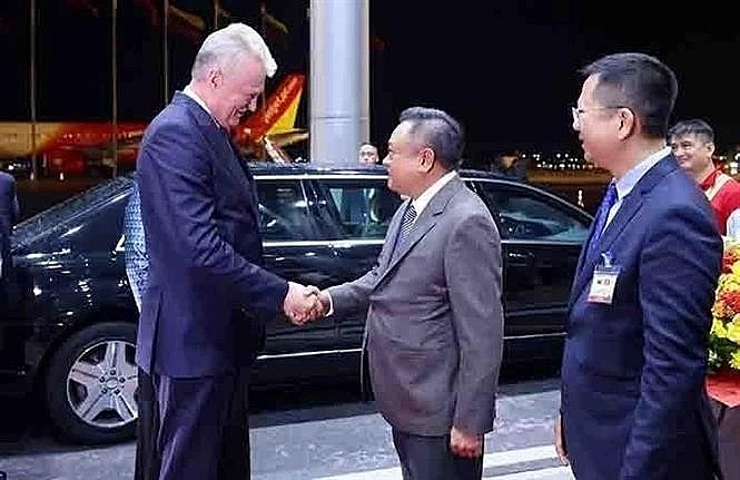 Chairman of the Hanoi People’s Committee Tran Sy Thanh welcomes Lithuanian President Gitanas Nauseda and his spouse Diana Nausediene at Noi Bai International Airport. (Photo: VNA) Chairman of the Hanoi People’s Committee Tran Sy Thanh welcomes Lithuanian President Gitanas Nauseda and his spouse Diana Nausediene at Noi Bai International Airport. (Photo: VNA)
