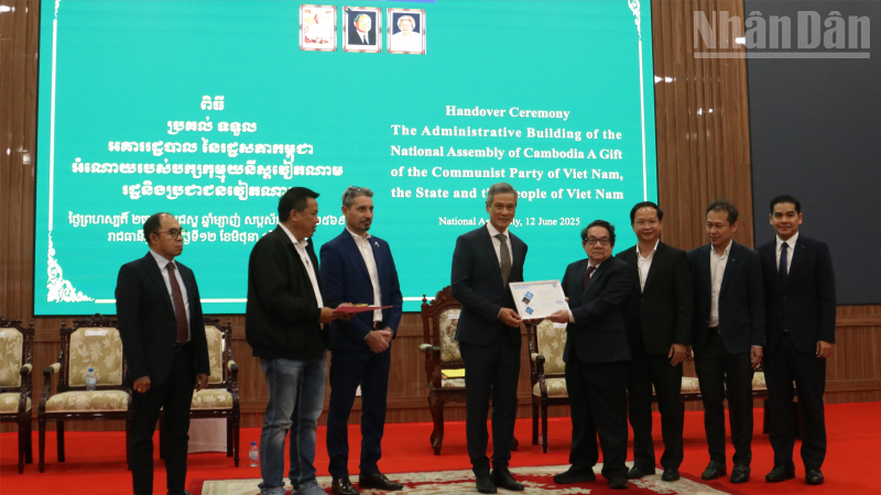 Đại sứ Việt Nam tại Campuchia Nguyễn Minh Vũ (thứ tư từ trái sang) thực hiện nghi thức bàn giao công trình tòa nhà hành chính mới của Quốc hội Campuchia do Việt Nam tài trợ. Đại sứ Việt Nam tại Campuchia Nguyễn Minh Vũ (thứ tư từ trái sang) thực hiện nghi thức bàn giao công trình tòa nhà hành chính mới của Quốc hội Campuchia do Việt Nam tài trợ.