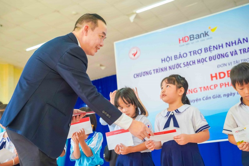 5 tháng đầu năm, HDBank tặng 2.000 căn nhà tình thương 5 tháng đầu năm, HDBank tặng 2.000 căn nhà tình thương