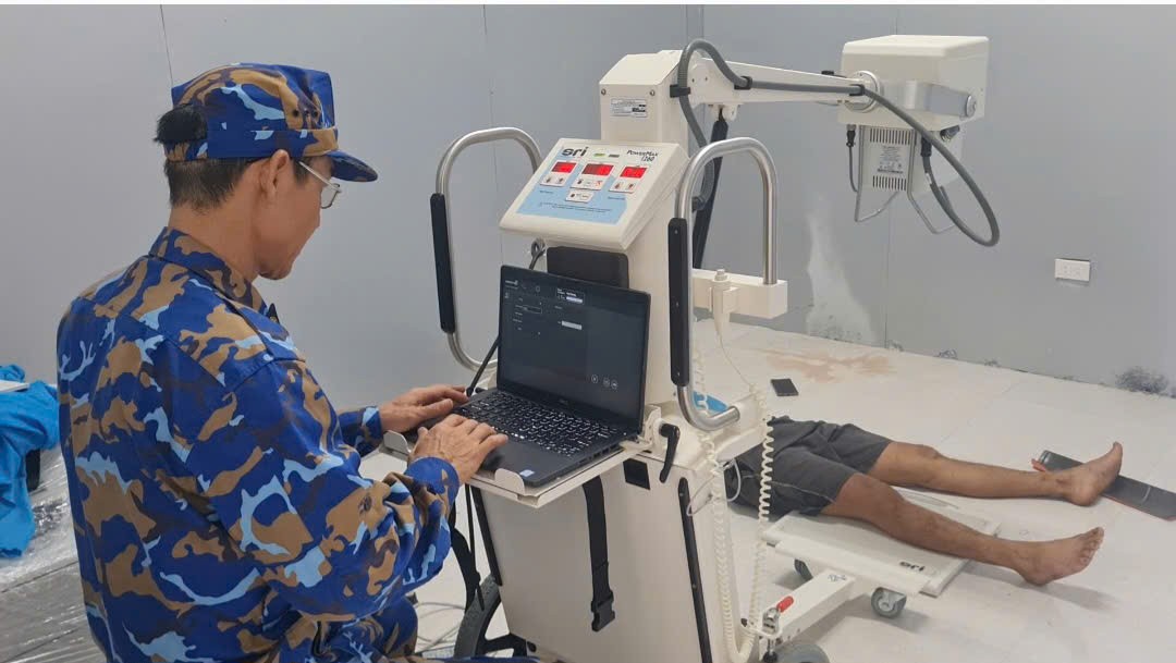 Bệnh xá đảo Sinh Tồn cấp cứu ngư dân bị vỡ xương Bệnh xá đảo Sinh Tồn cấp cứu ngư dân bị vỡ xương