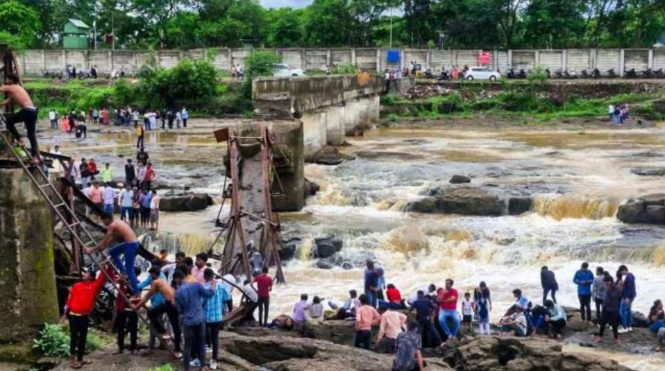 Sập cầu sắt bắc qua sông Indrayani ở quận Pune, Maharashtra. Ảnh: indianexpress.com Sập cầu sắt bắc qua sông Indrayani ở quận Pune, Maharashtra. Ảnh: indianexpress.com