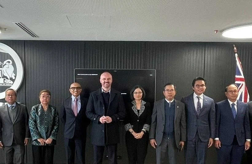 Vietnamese Ambassador to Australia Pham Hung Tam (third from right) at the meeting with Australian Capital Territory Chief Minister Andrew Barr. Photo: VNA Vietnamese Ambassador to Australia Pham Hung Tam (third from right) at the meeting with Australian Capital Territory Chief Minister Andrew Barr. Photo: VNA