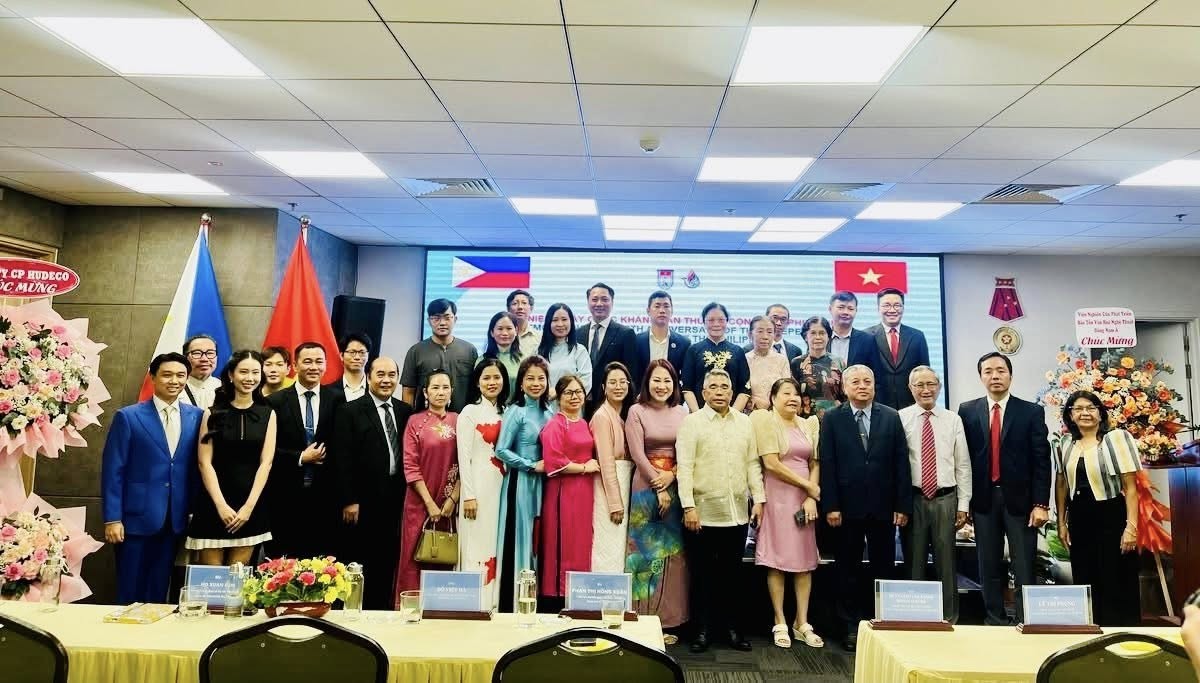 Các đại biểu chụp ảnh lưu niệm tại họp mặt kỷ niệm 127 năm Ngày Độc lập của Cộng hòa Philippines và 10 năm thiết lập quan hệ Đối tác chiến lược Việt Nam - Philippines. (Ảnh: KT) Các đại biểu chụp ảnh lưu niệm tại họp mặt kỷ niệm 127 năm Ngày Độc lập của Cộng hòa Philippines và 10 năm thiết lập quan hệ Đối tác chiến lược Việt Nam - Philippines. (Ảnh: KT)