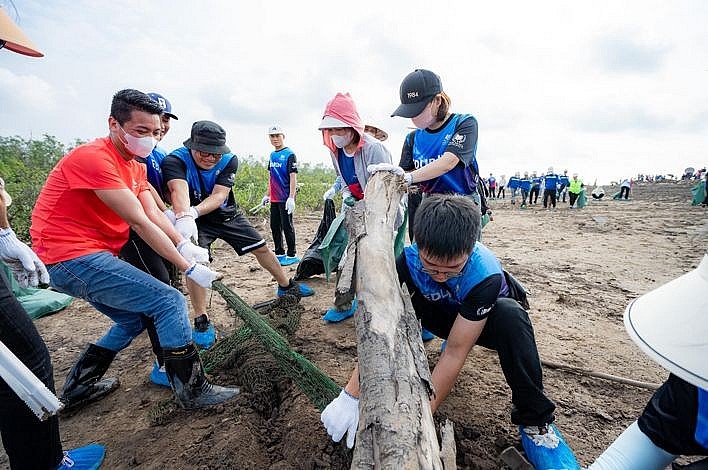 Gần 10.000 người vingroup và tình nguyện viên ra quân làm sạch bờ biển tại 28 tỉnh, thành phố Gần 10.000 người vingroup và tình nguyện viên ra quân làm sạch bờ biển tại 28 tỉnh, thành phố